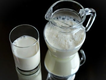 Un vaso y una jarra de leche Un vaso y una jarra de leche