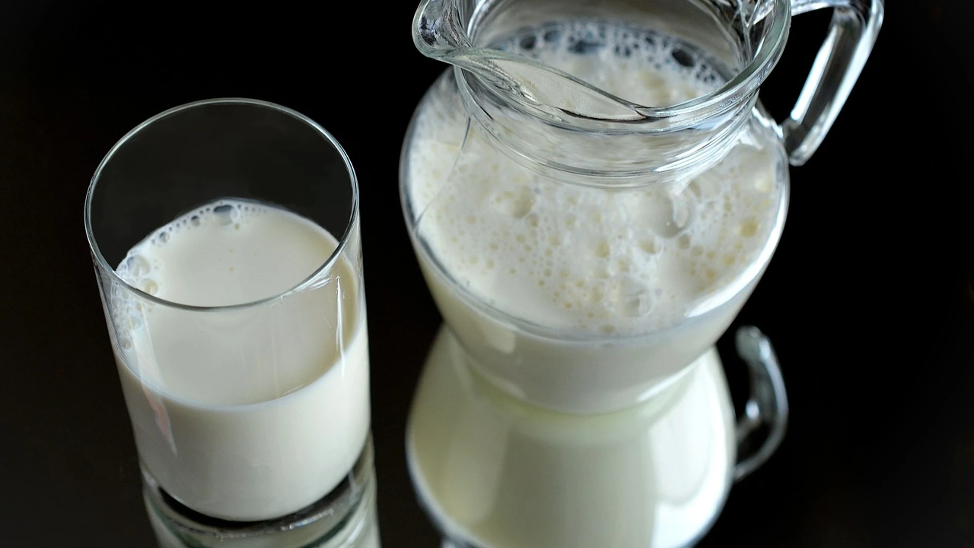 Un vaso y una jarra de leche