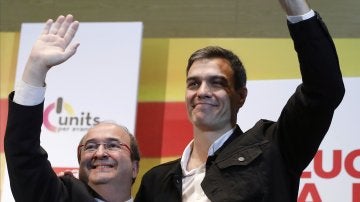 El candidato del PSC a la presidencia de la Generalitat, Miquel Iceta (i), acompañado del secretario general del PSOE, Pedro Sanchez