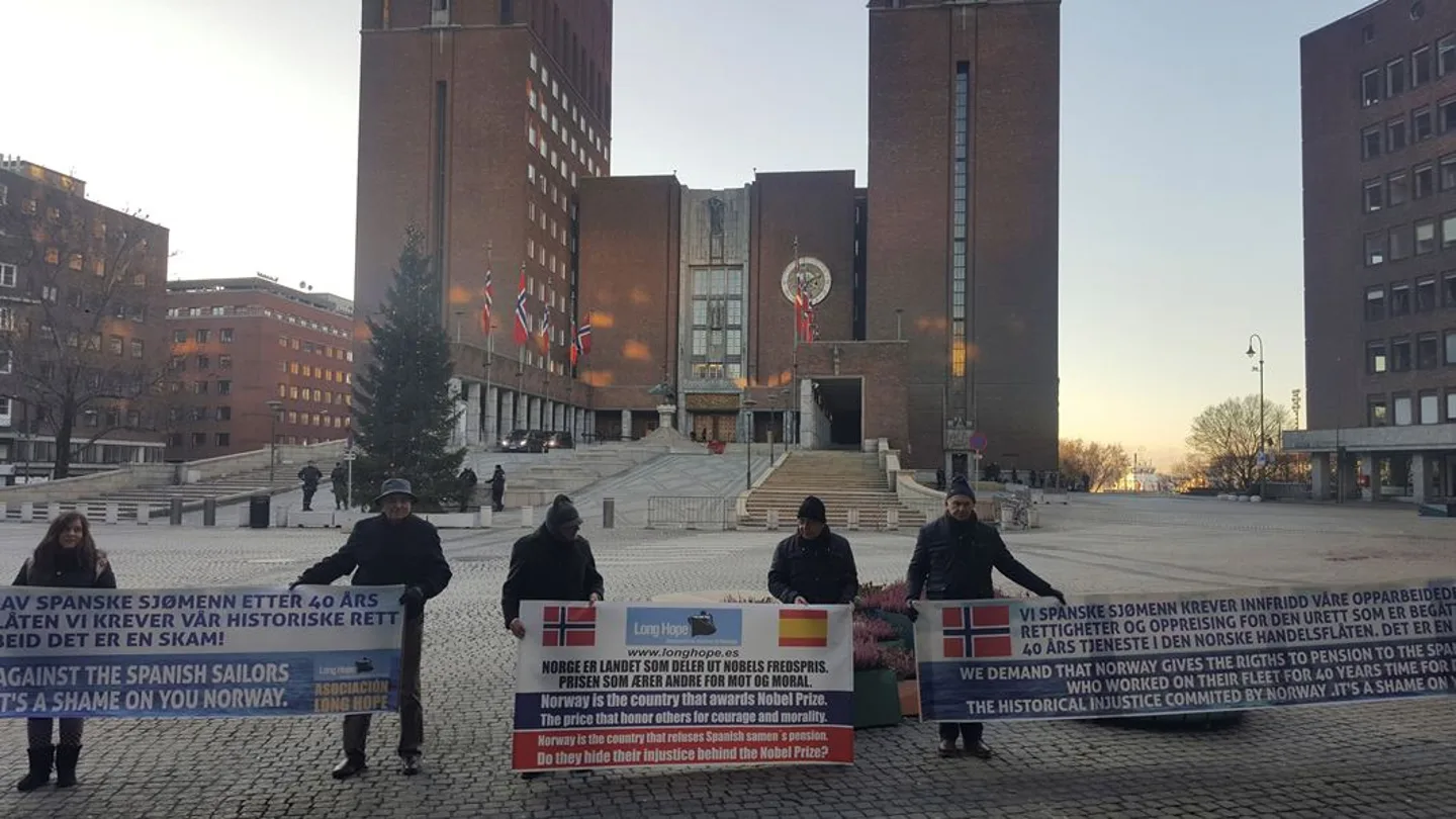 Marineros españoles que exigen pensión a Noruega abren movilizaciones en Oslo Marineros españoles que exigen pensión a Noruega abren movilizaciones en Oslo