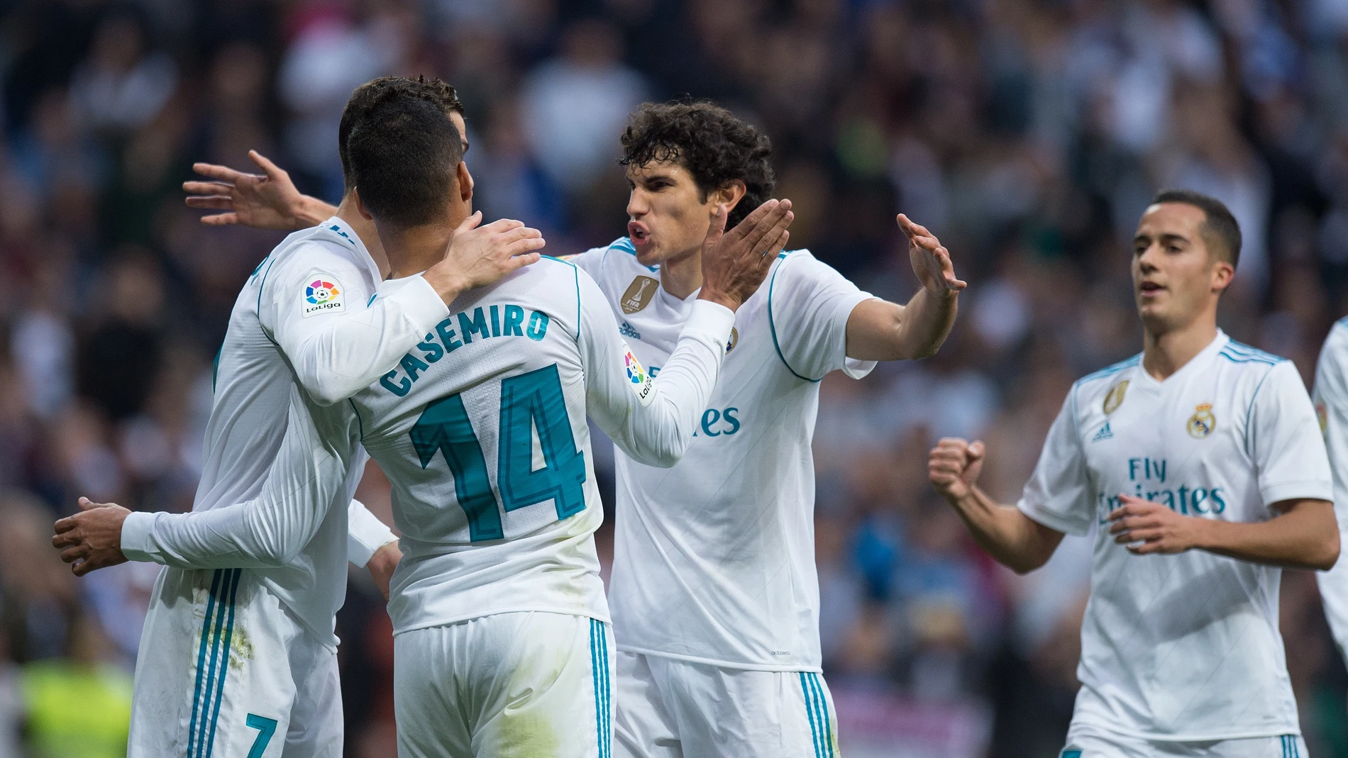 Vallejo celebra un gol con sus compañeros del Madrid