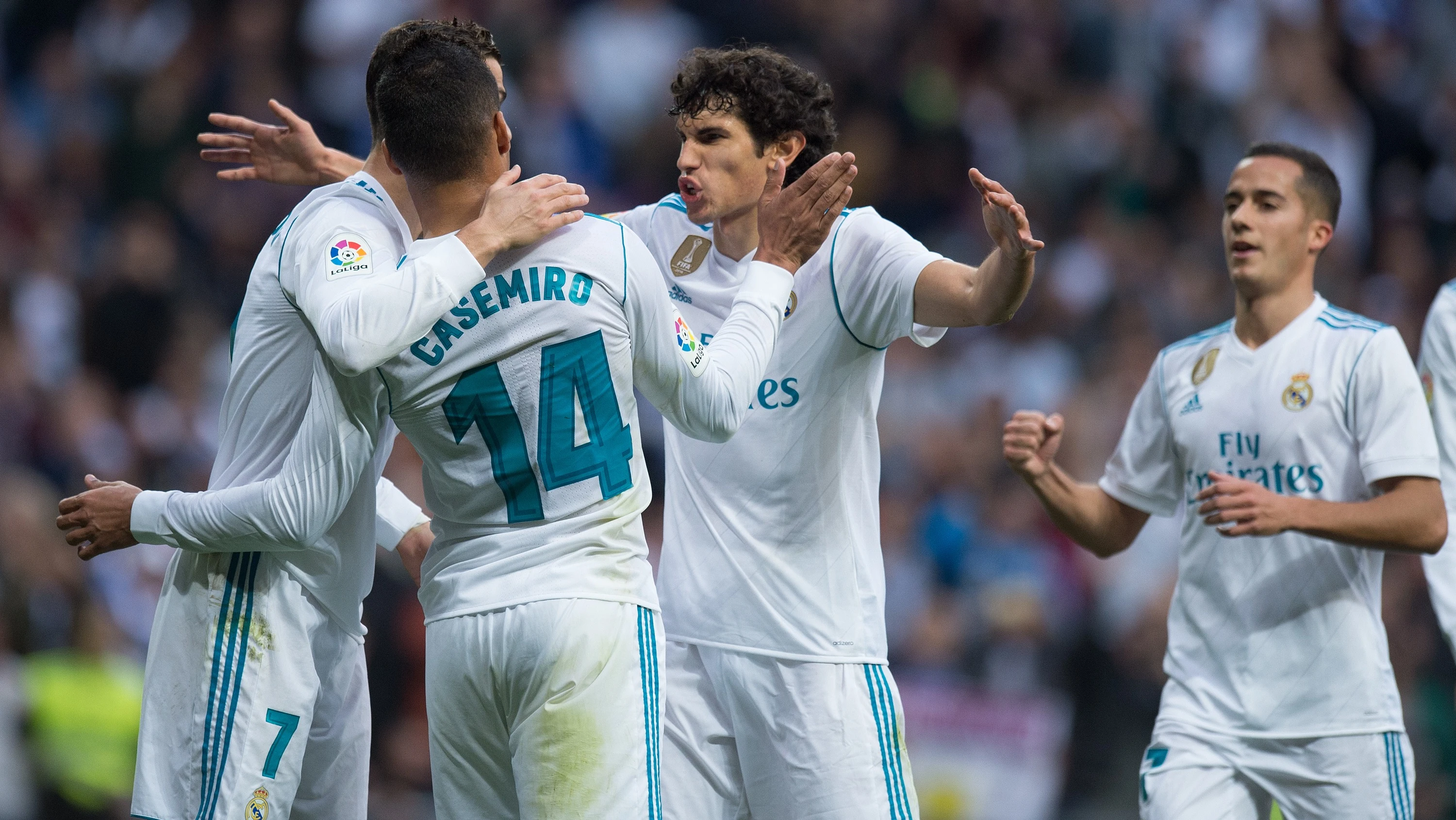 Vallejo celebra un gol con sus compa&ntilde;eros del Madrid