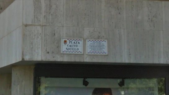 Placa retirada de la plaza Calvo-Sotelo en Alicante Placa retirada de la plaza Calvo-Sotelo en Alicante