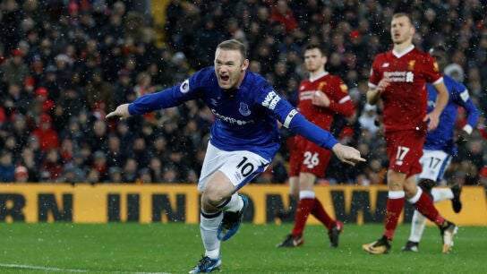 Rooney marca un gol ante el Liverpool