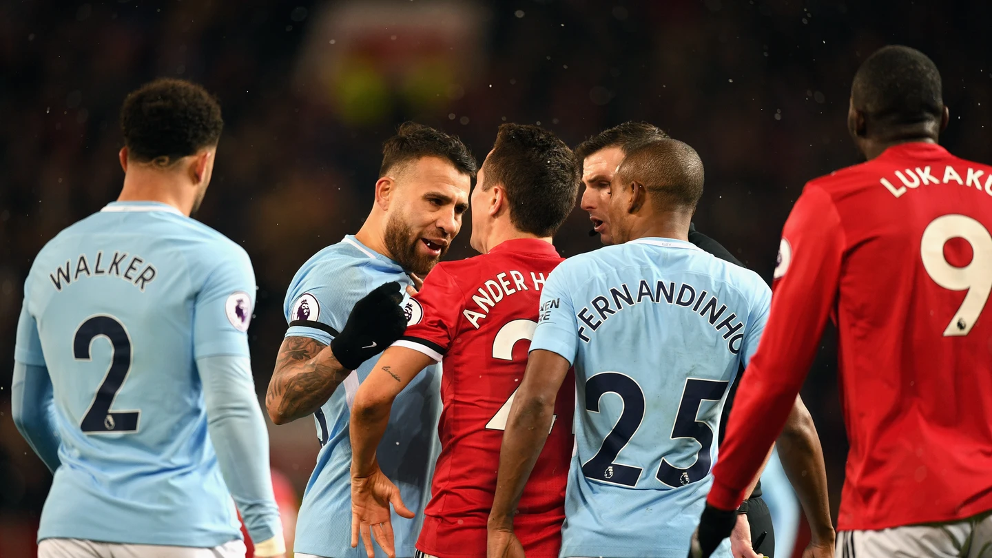 Otamendi y Ander Herrera se encaran durante el United - City Otamendi y Ander Herrera se encaran durante el United - City