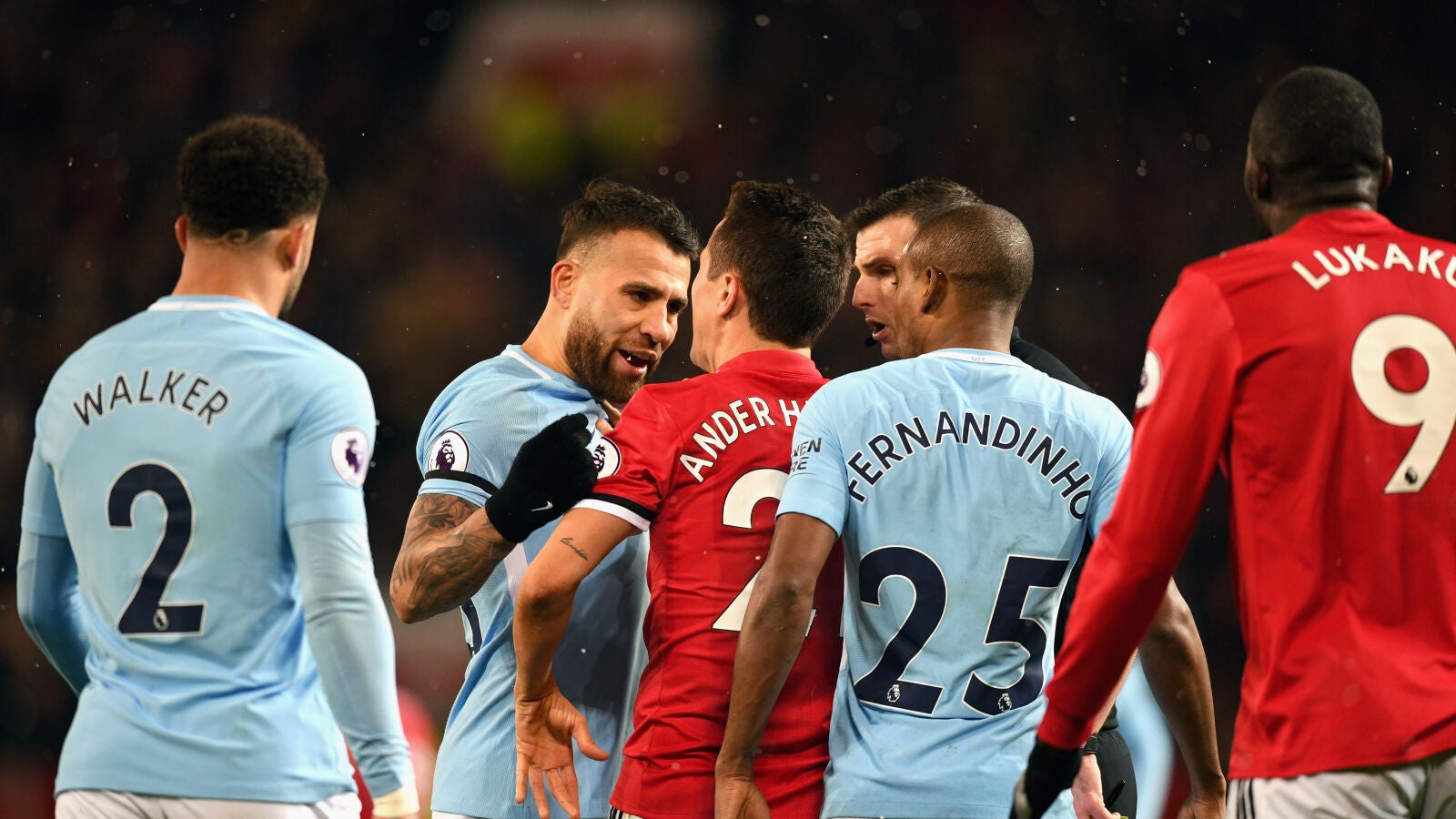 Otamendi y Ander Herrera se encaran durante el United - City
