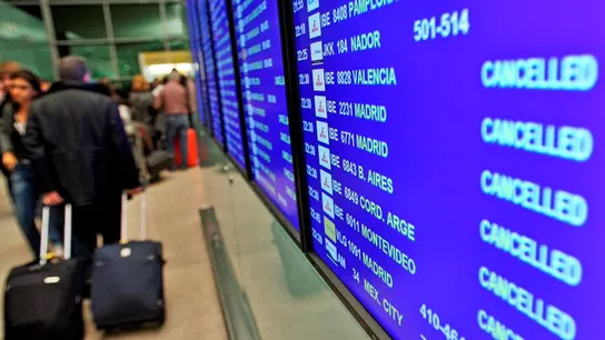 Panel de información de un aeropuerto con los vuelos cancelados Panel de información de un aeropuerto con los vuelos cancelados