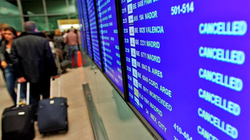 Panel de información de un aeropuerto con los vuelos cancelados