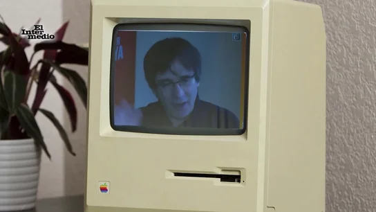 Mariano Rajoy hace una videollamada a Carles Puigdemont con tecnología del siglo XX Mariano Rajoy hace una videollamada a Carles Puigdemont con tecnología del siglo XX