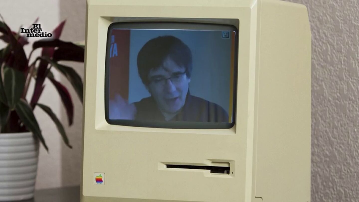 Mariano Rajoy hace una videollamada a Carles Puigdemont con tecnolog&iacute;a del siglo XX