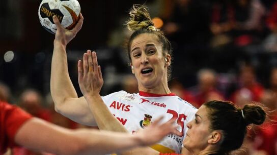  Nerea Pena disputa el bal&oacute;n con la noruega Stine Ruscetta