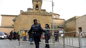 Efectivos de la Policia Municipal y de la Guardia Civil proceden a la colocación de vallas frente al Monasterio de Sijena