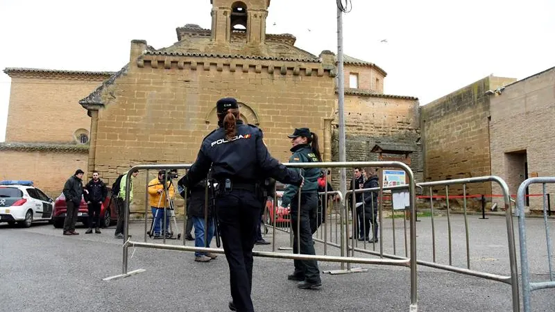 Efectivos de la Policia Municipal y de la Guardia Civil proceden a la colocación de vallas frente al Monasterio de Sijena