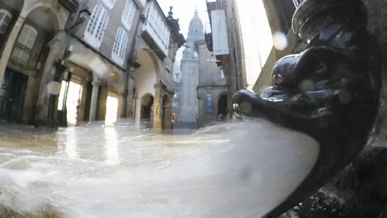 Un bajante decorativo evacúa gran cantidad de agua Un bajante decorativo evacúa gran cantidad de agua