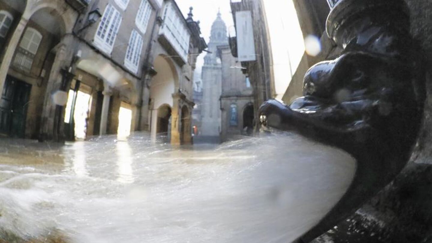 Un bajante decorativo evac&uacute;a gran cantidad de agua