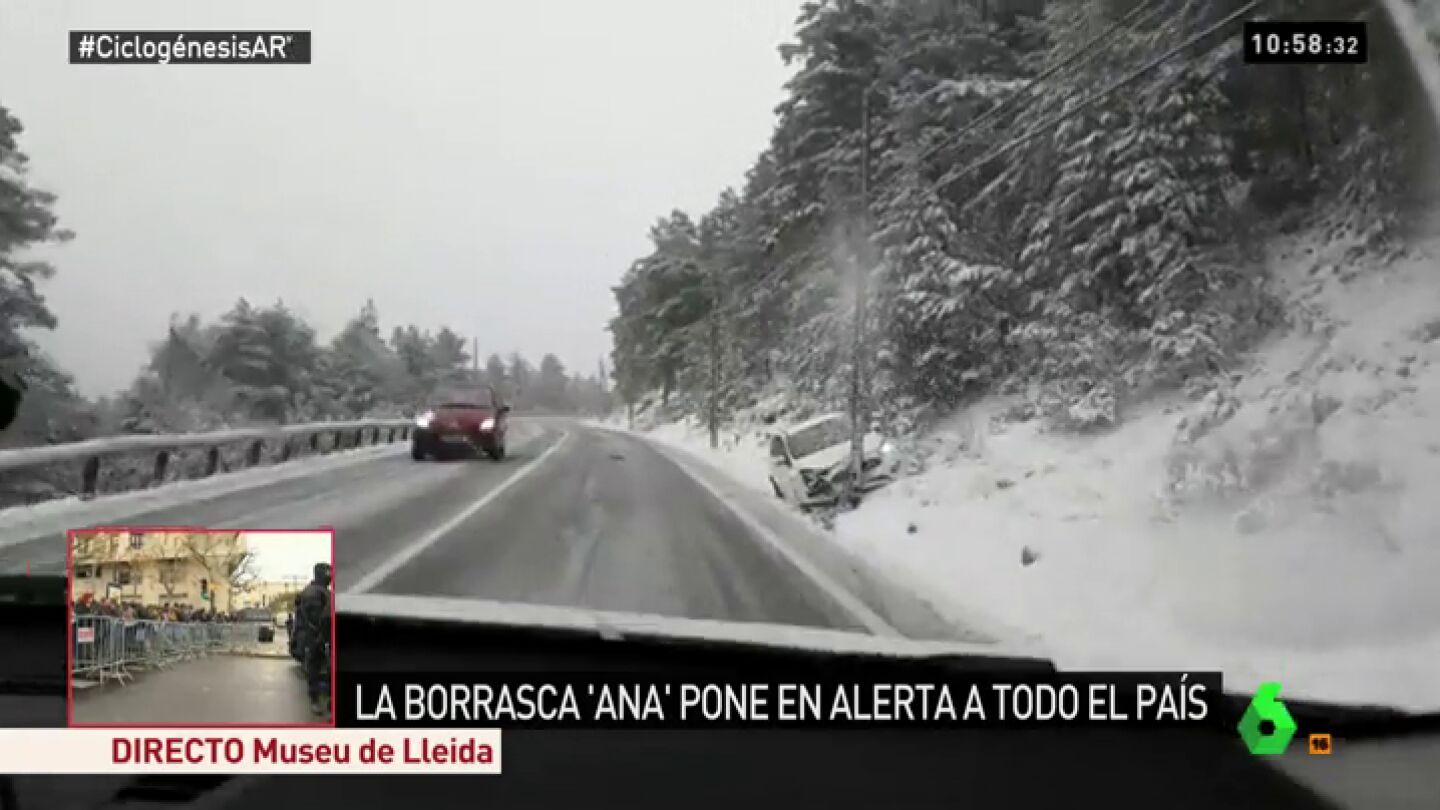 Las consecuencias de la ciclog&eacute;nesis explosiva 'Ana': laSexta graba c&oacute;mo un coche se estampa contra la nieve en Navacerrada