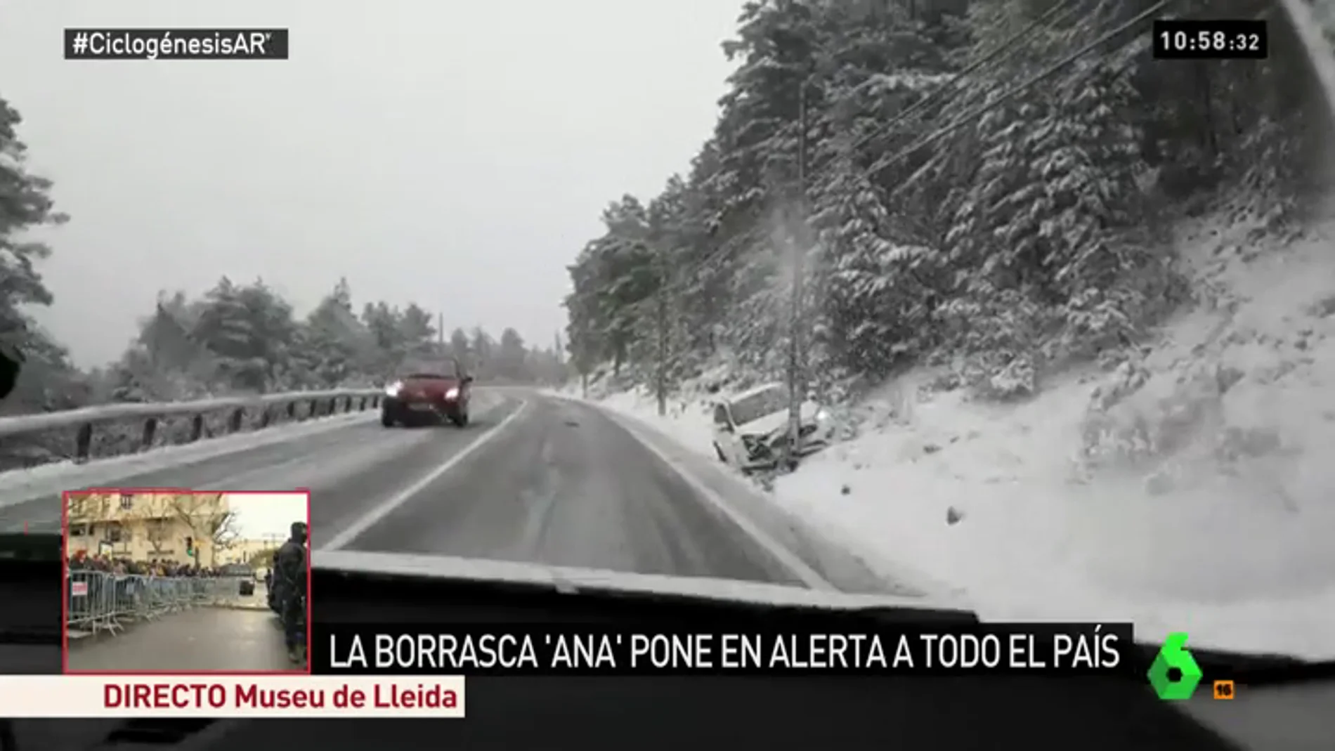 Las consecuencias de la ciclogénesis explosiva 'Ana': laSexta graba cómo un coche se estampa contra la nieve en Navacerrada