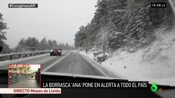 Las consecuencias de la ciclogénesis explosiva 'Ana': laSexta graba cómo un coche se estampa contra la nieve en Navacerrada