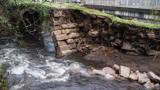Un antiguo puente destruido parcialmente por la crecida del río Maquiáns Un antiguo puente destruido parcialmente por la crecida del río Maquiáns
