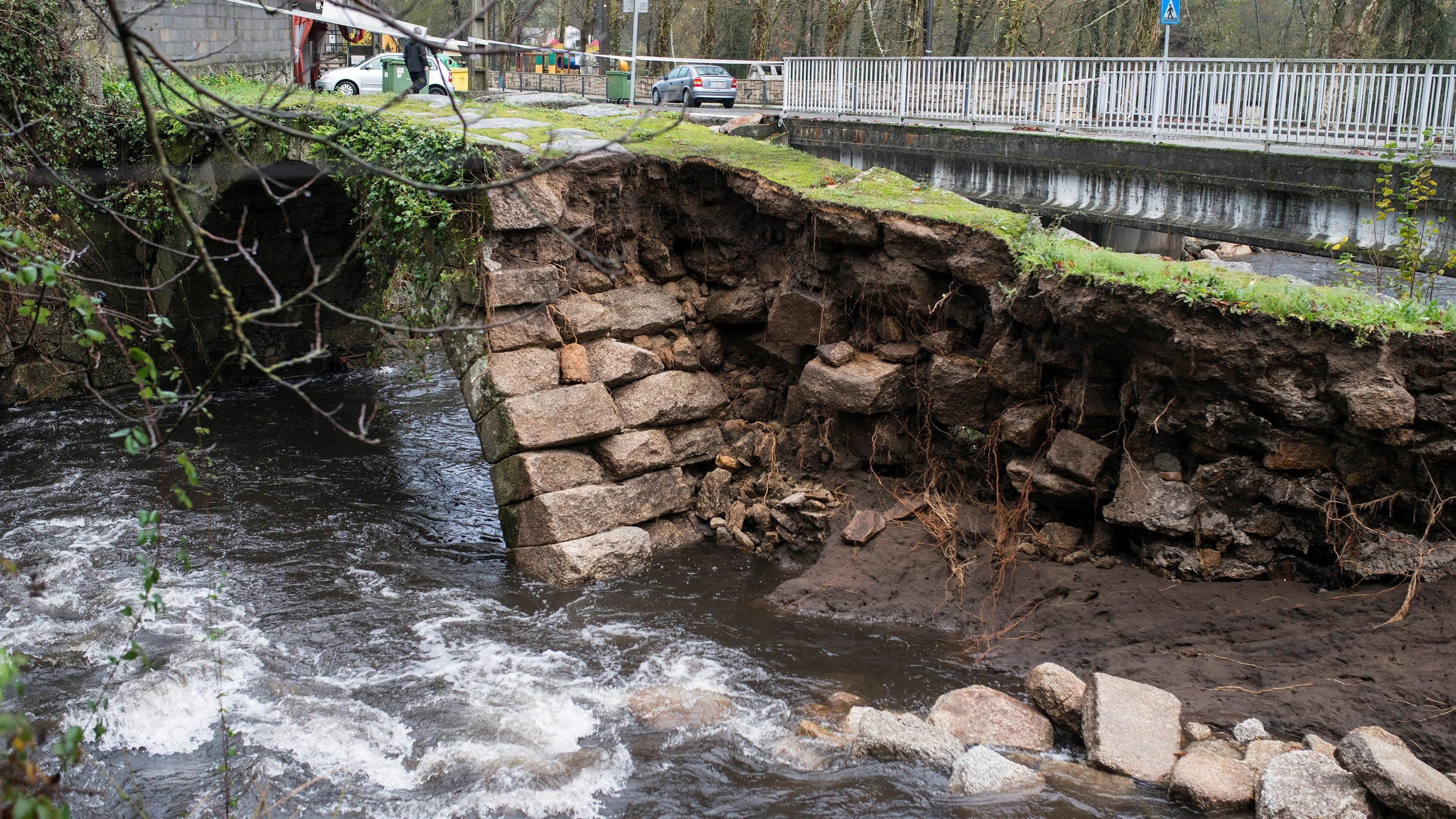 Un antiguo puente destruido parcialmente por la crecida del río Maquiáns