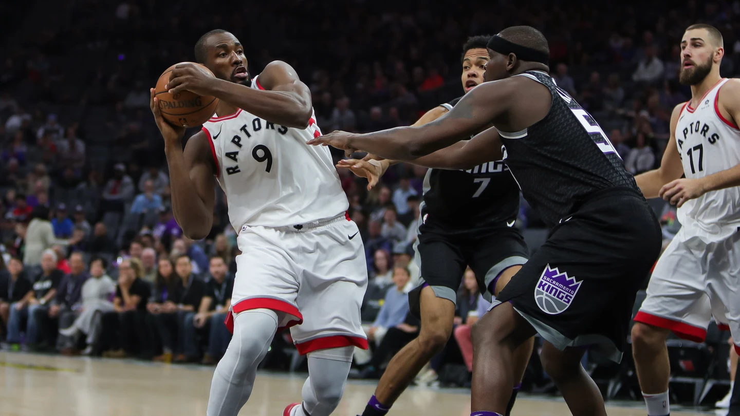 Ibaka intenta entrar a canasta ante la defensa de los Kings Ibaka intenta entrar a canasta ante la defensa de los Kings