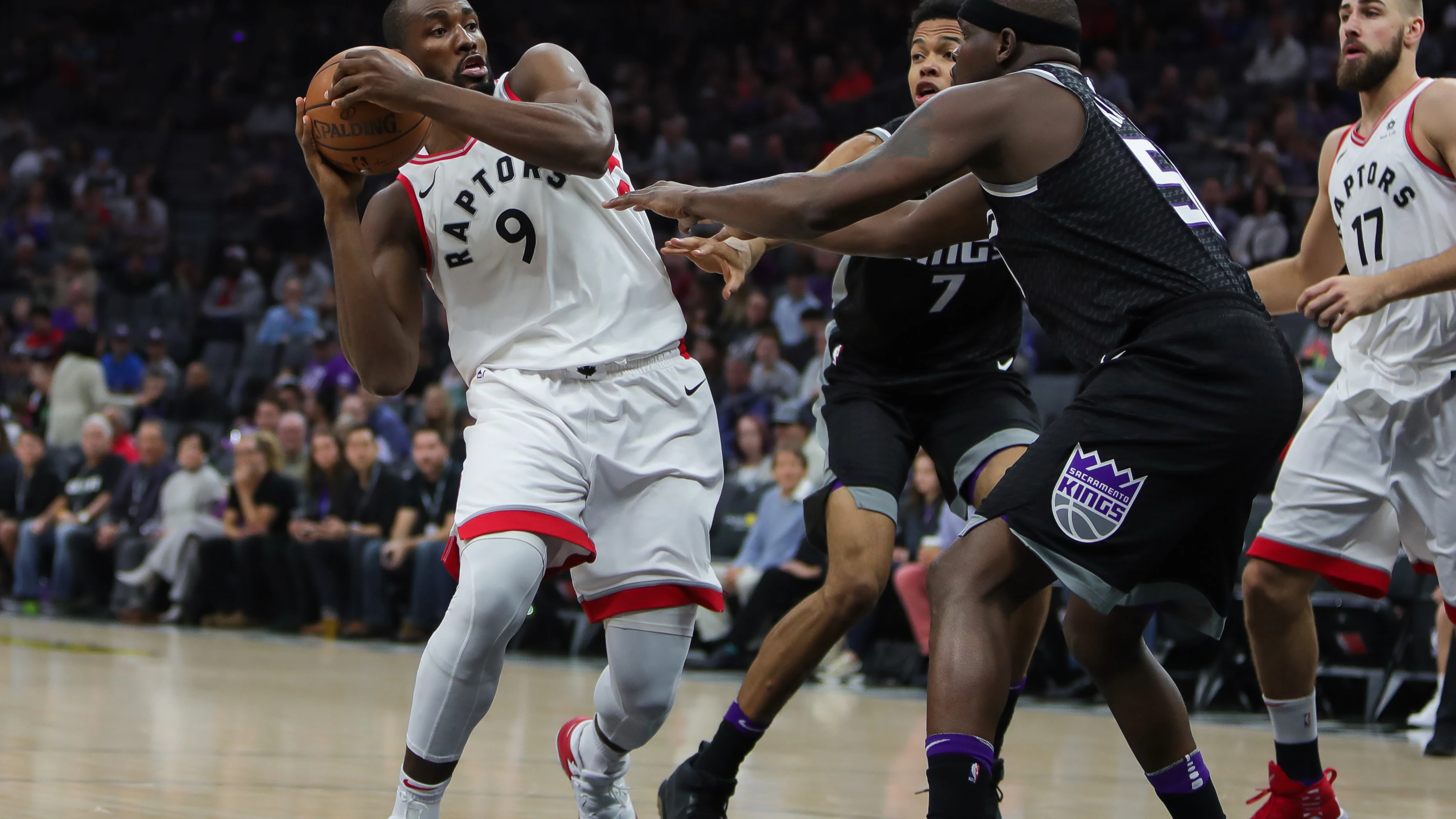Ibaka intenta entrar a canasta ante la defensa de los Kings