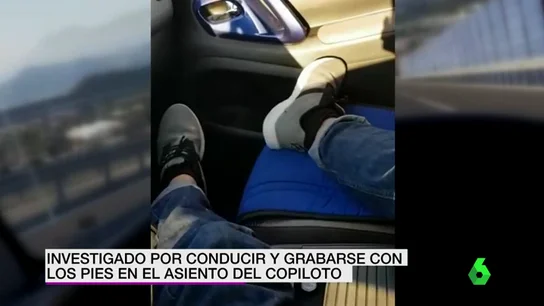 Un joven se graba sin usar los pedales del vehículo para conducir Un joven se graba sin usar los pedales del vehículo para conducir