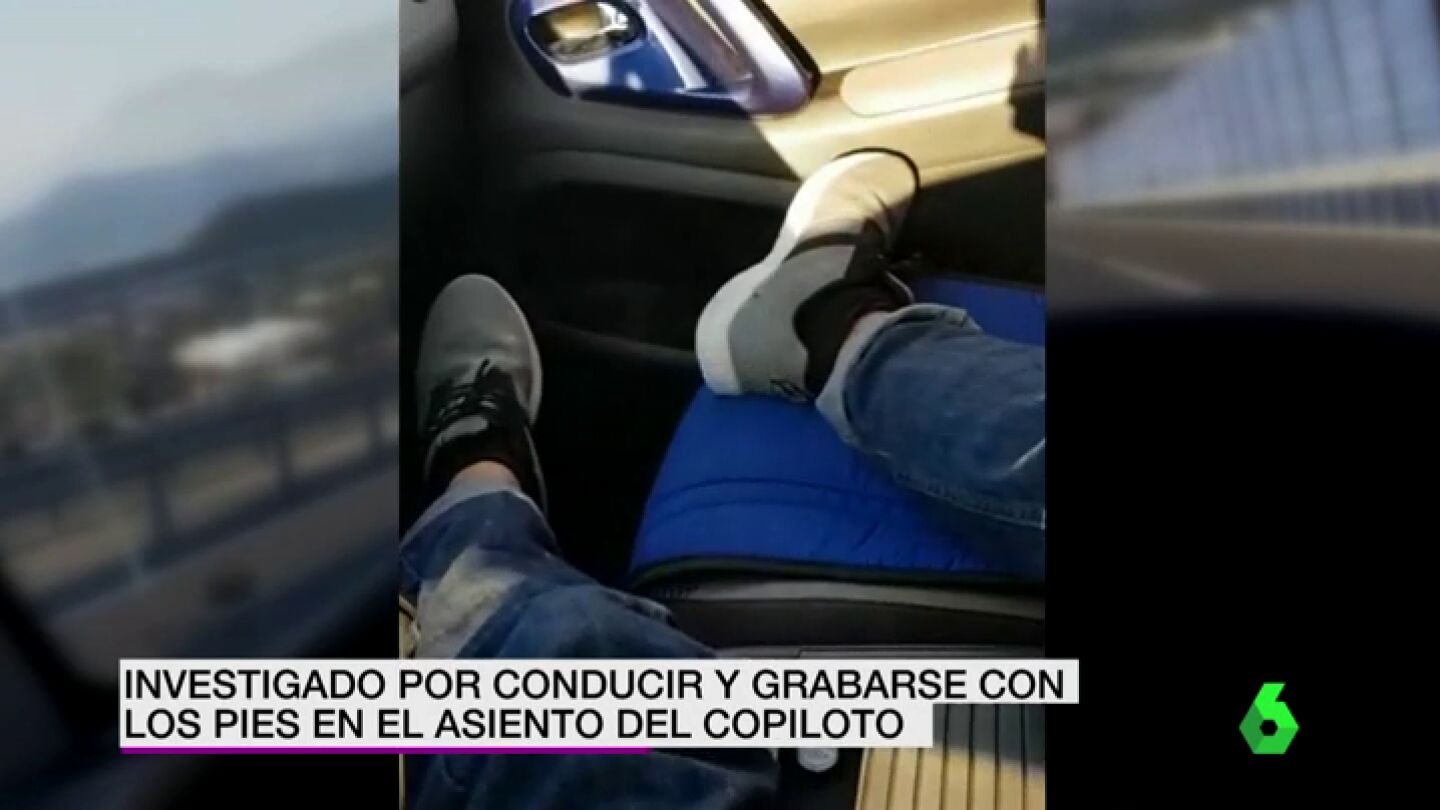 Un joven se graba sin usar los pedales del veh&iacute;culo para conducir