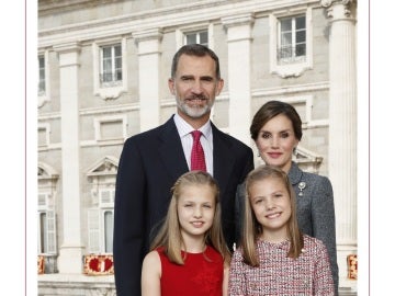 Fotografía de Sus Majestades los Reyes, Su Alteza Real la Princesa de Asturias y Su Alteza Real la Infanta Doña Sofía. Fotografía de Sus Majestades los Reyes, Su Alteza Real la Princesa de Asturias y Su Alteza Real la Infanta Doña Sofía.