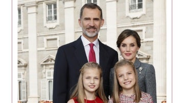 Fotografía de Sus Majestades los Reyes, Su Alteza Real la Princesa de Asturias y Su Alteza Real la Infanta Doña Sofía. 