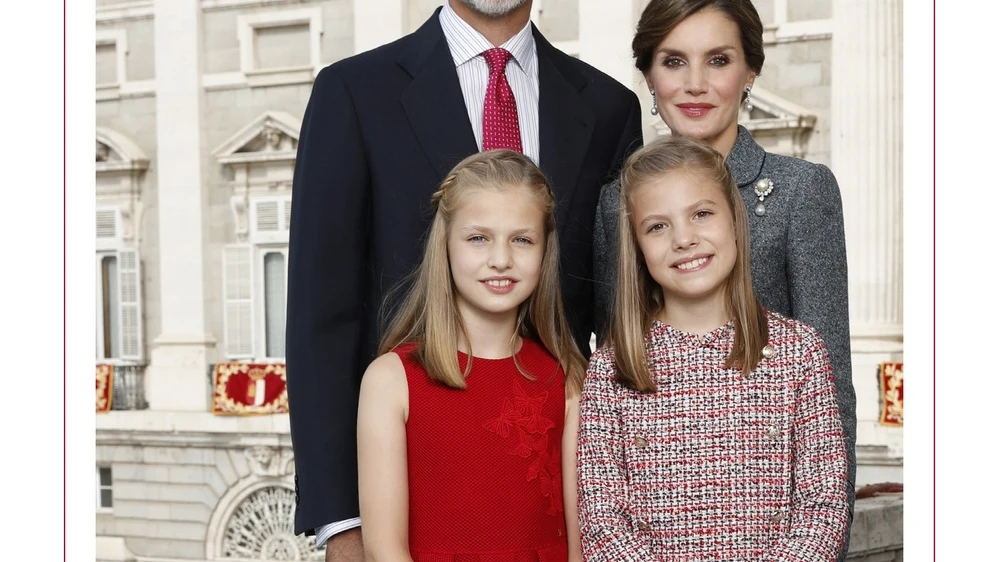 Fotografía de Sus Majestades los Reyes, Su Alteza Real la Princesa de Asturias y Su Alteza Real la Infanta Doña Sofía. 