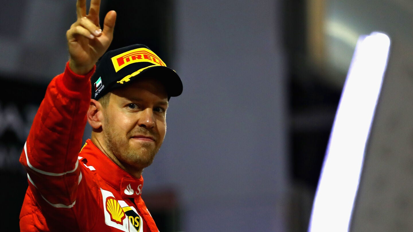 Sebastian Vettel saluda a los aficionados en Abu Dabi