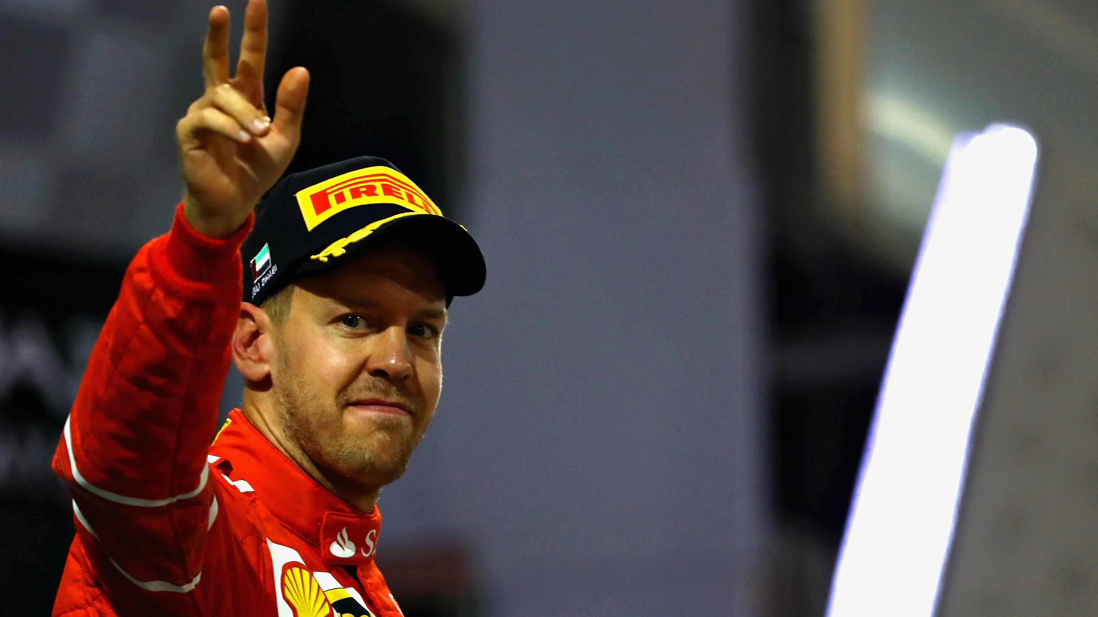 Sebastian Vettel saluda a los aficionados en Abu Dabi
