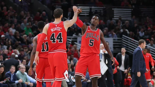 Mirotic y Portis celebran una canasta de los Bulls Mirotic y Portis celebran una canasta de los Bulls