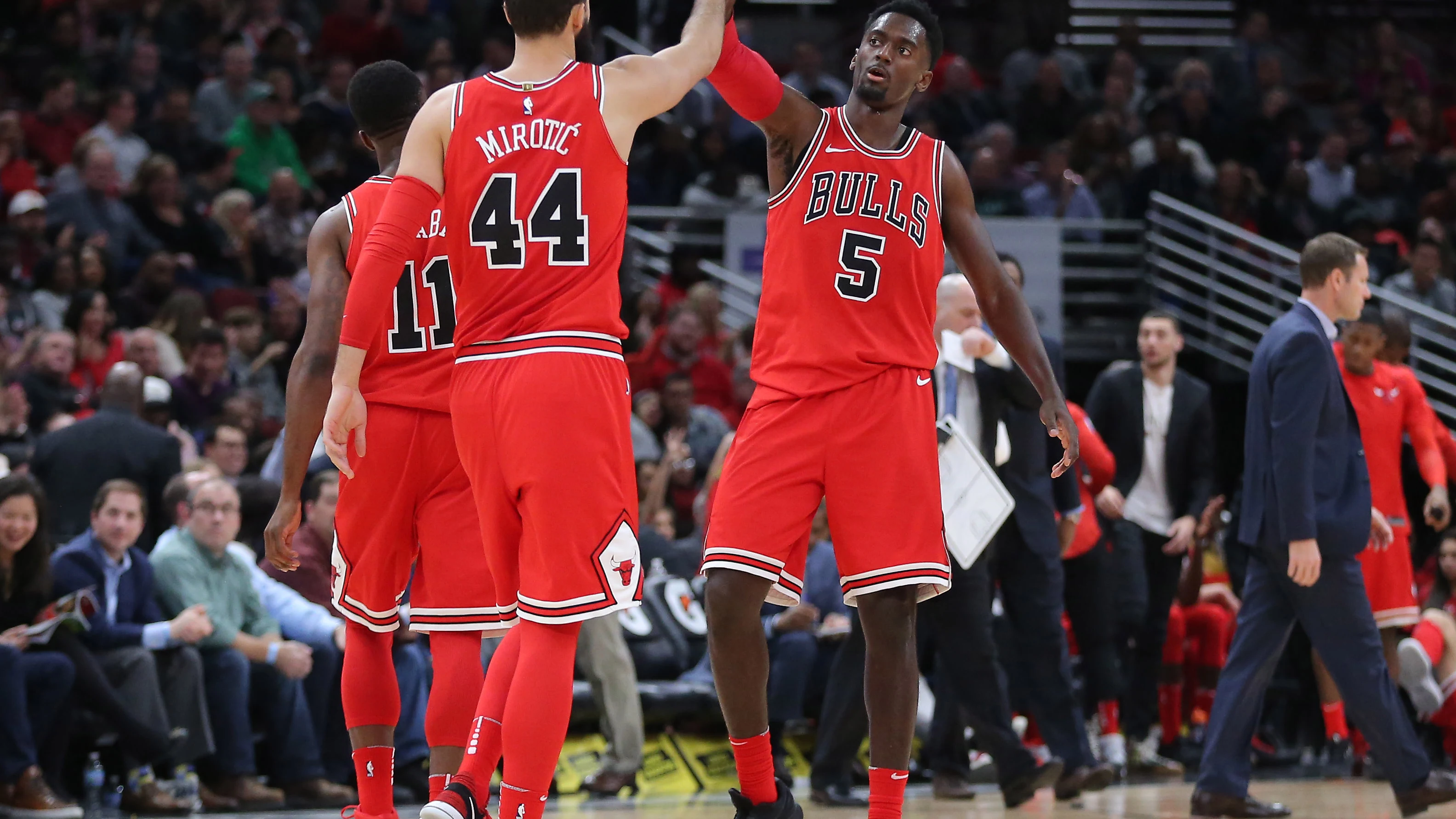 Mirotic y Portis celebran una canasta de los Bulls