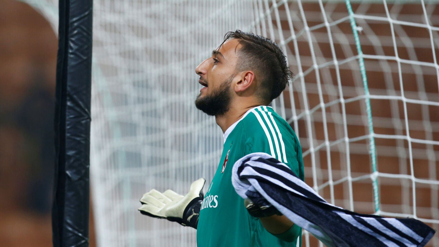 Donnarumma habla con los aficionados durante un partido