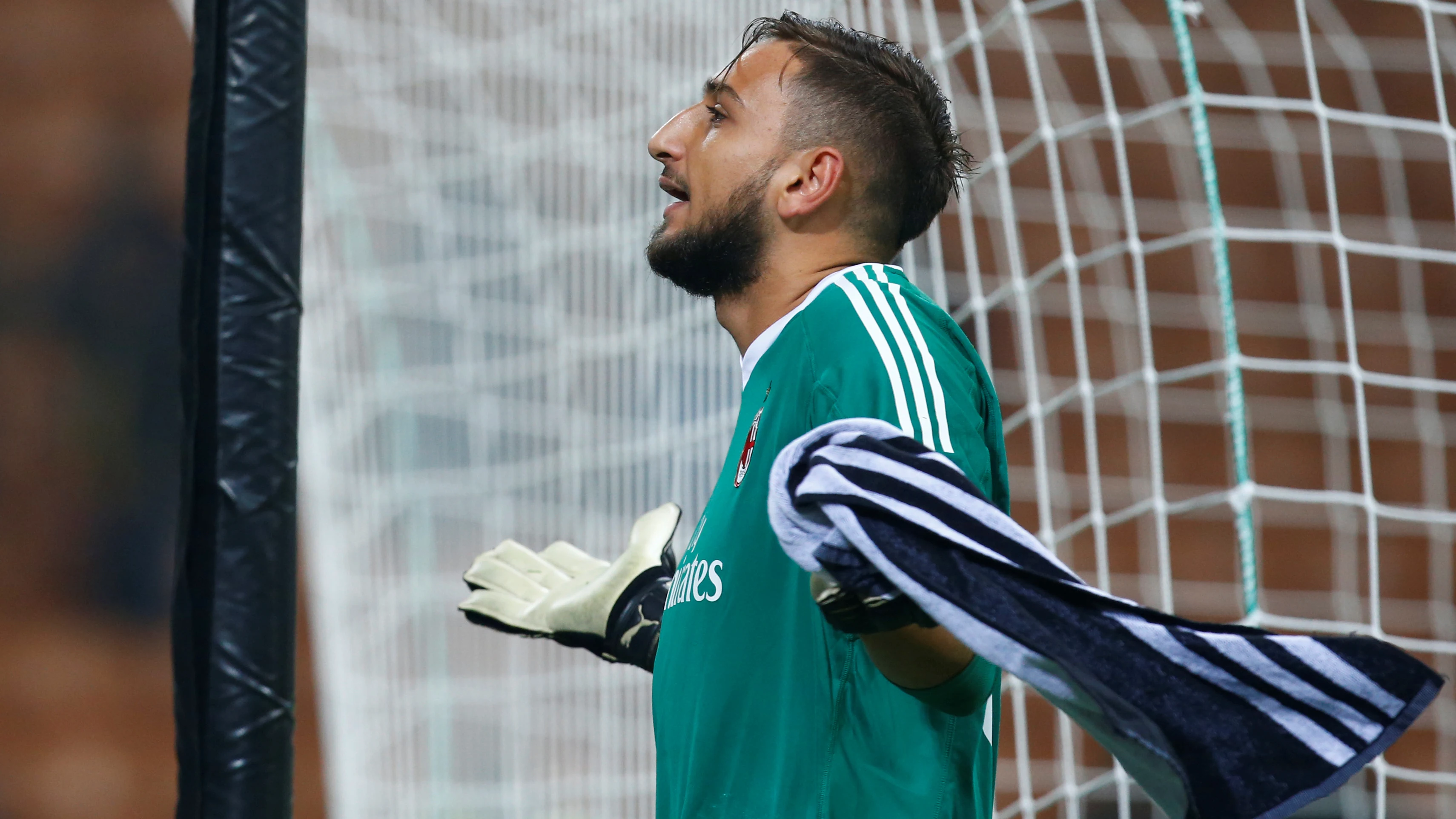 Donnarumma habla con los aficionados durante un partido
