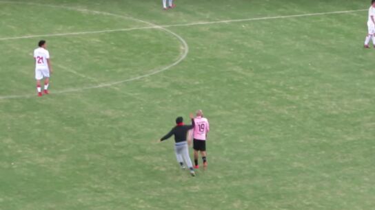 Espont&aacute;neo agrede a Aleesami