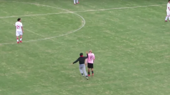 Espontáneo agrede a Aleesami Espontáneo agrede a Aleesami