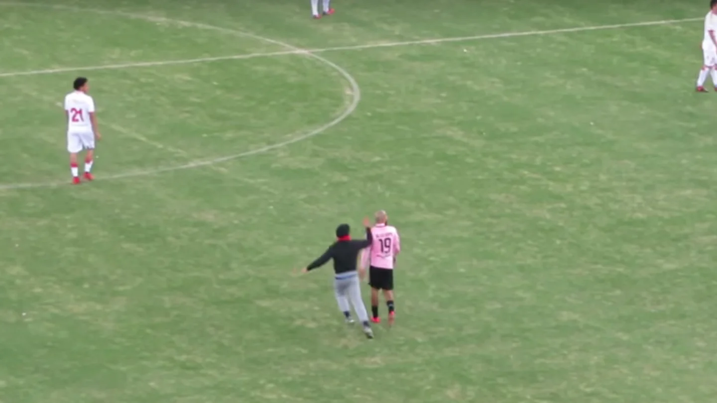 Espontáneo agrede a Aleesami Espontáneo agrede a Aleesami