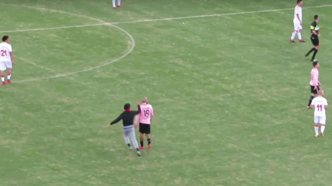 Espontáneo agrede a Aleesami Espontáneo agrede a Aleesami