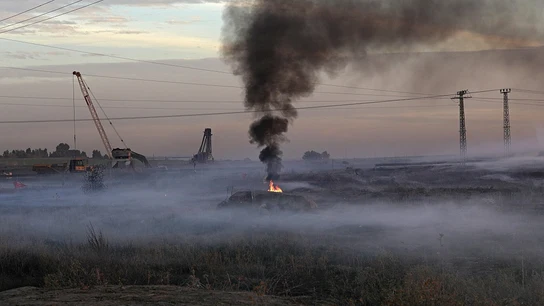 Fotografía de una conflagración tras los enfrentamientos cerca de la frontera con Israel en el este de Gaza Fotografía de una conflagración tras los enfrentamientos cerca de la frontera con Israel en el este de Gaza