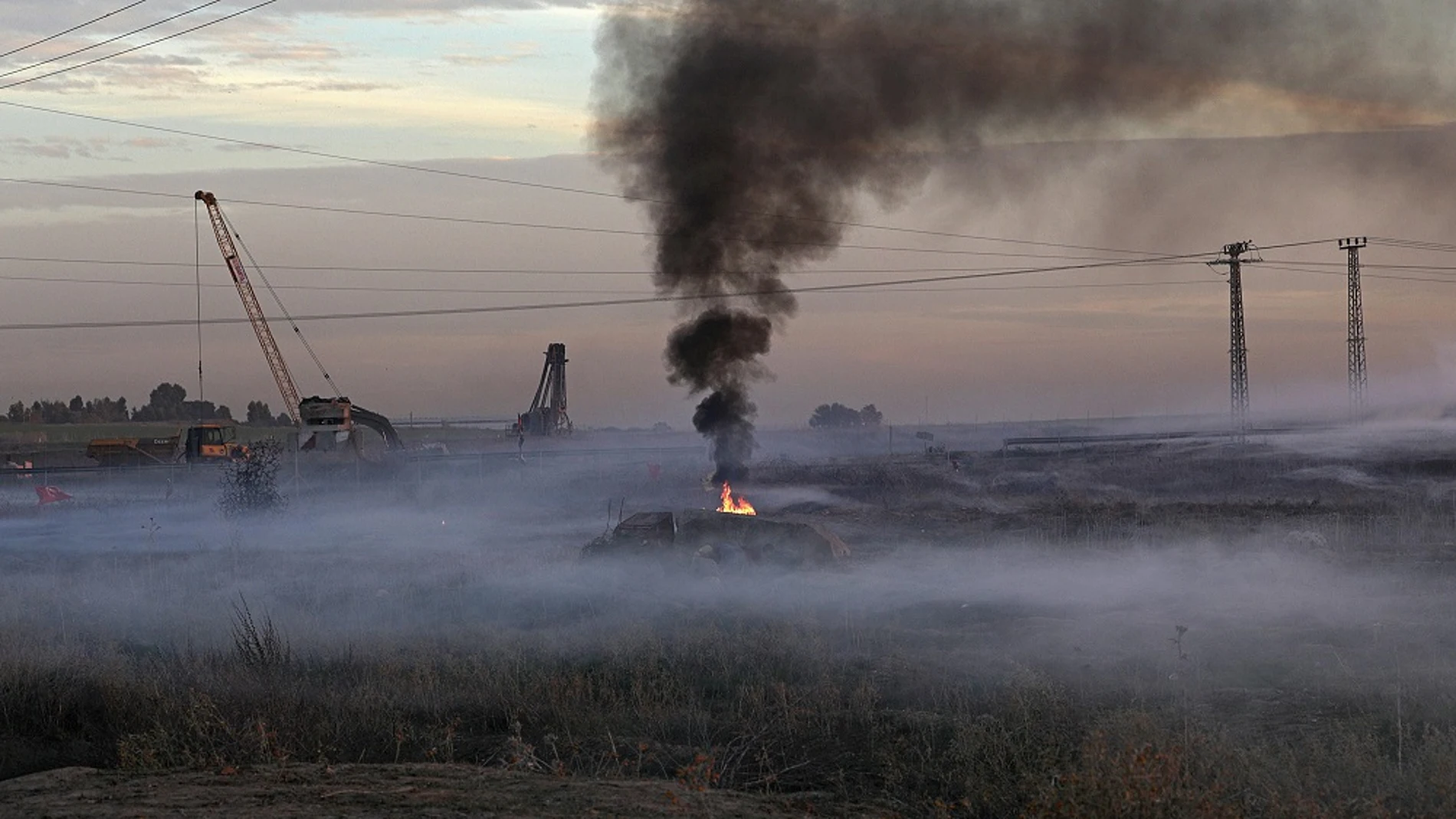 Fotografía de una conflagración tras los enfrentamientos cerca de la frontera con Israel en el este de Gaza