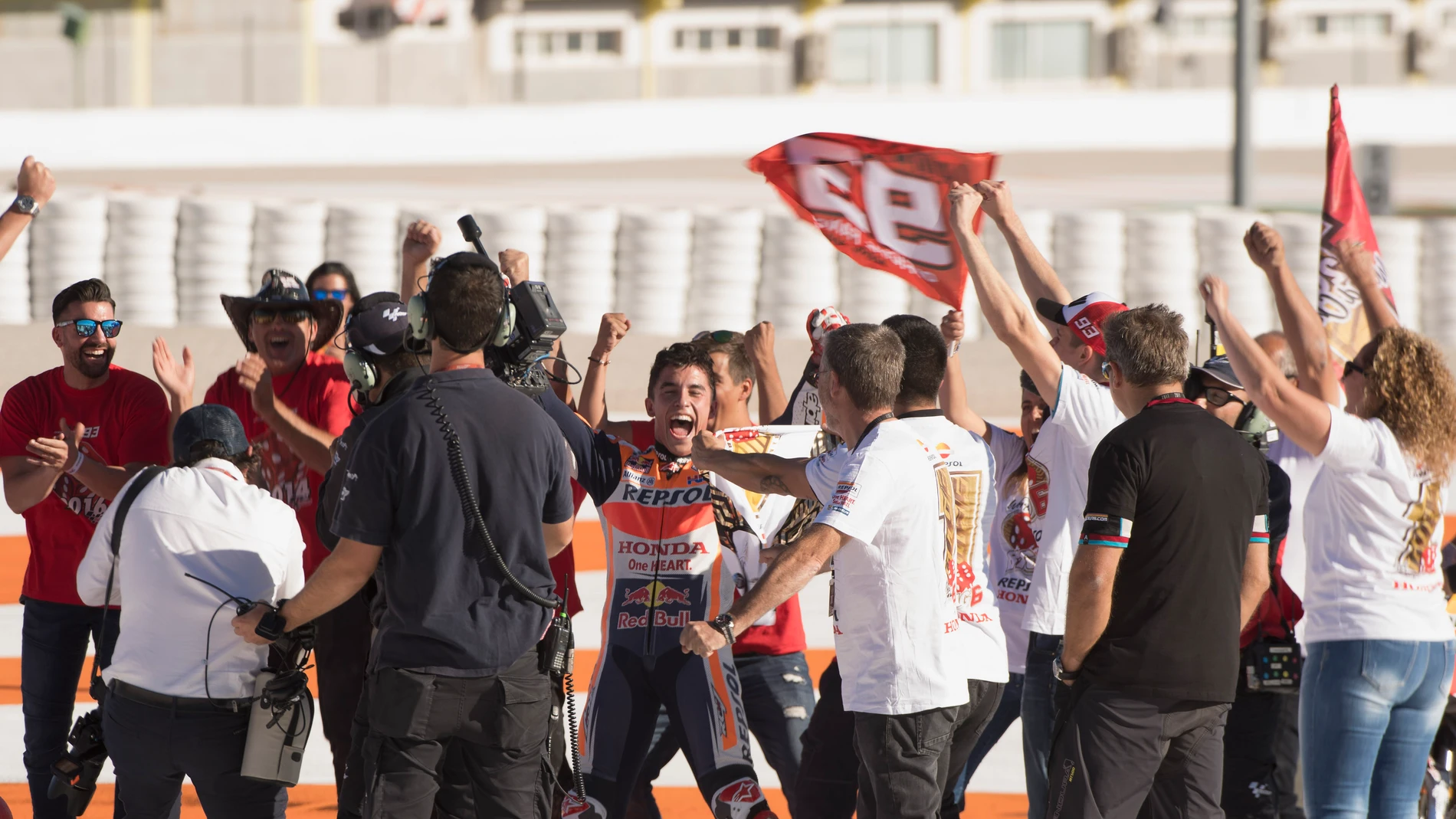Marc Márquez celebra con su bandera su título de MotoGP