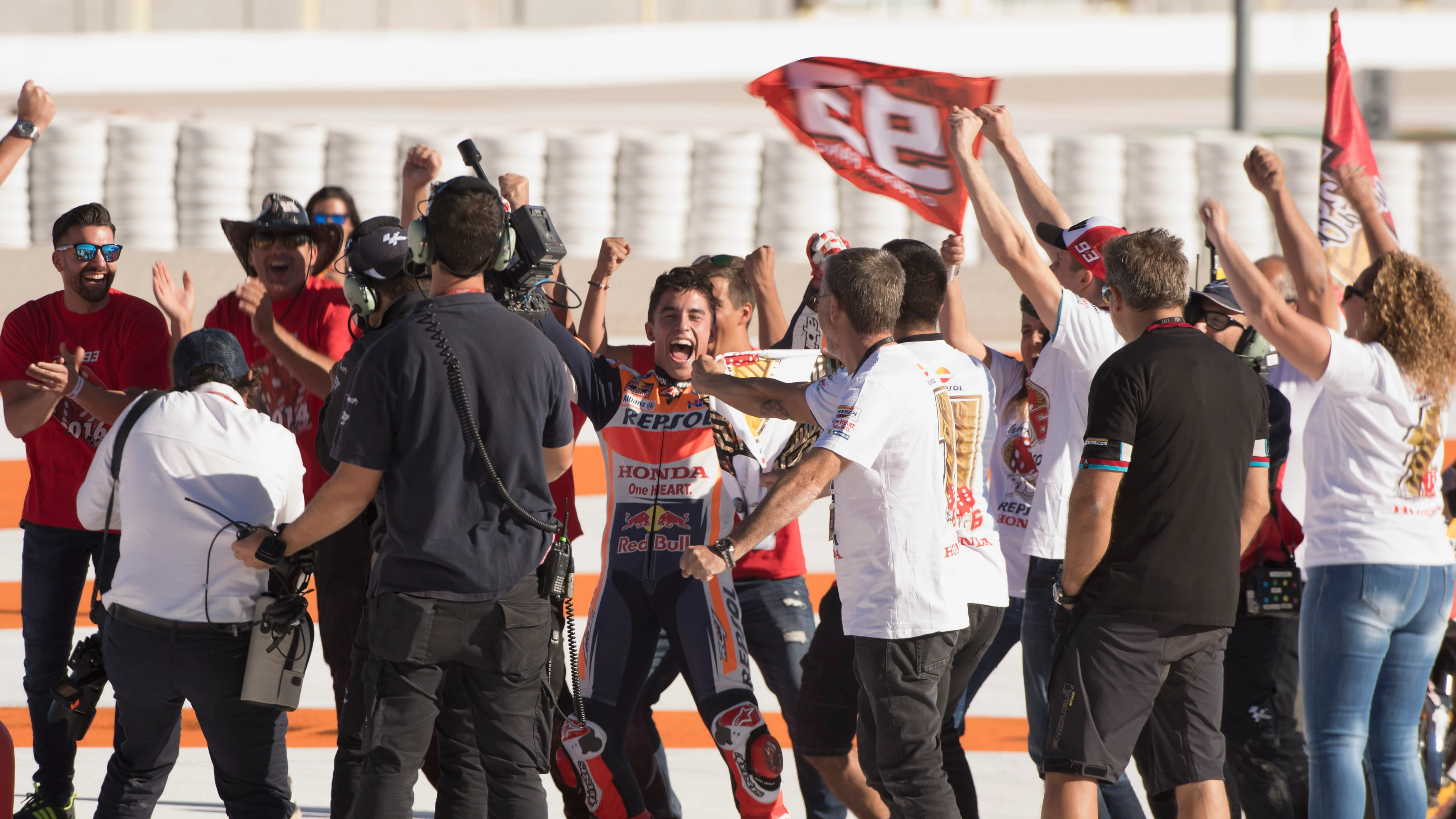 Marc Márquez celebra con su bandera su título de MotoGP