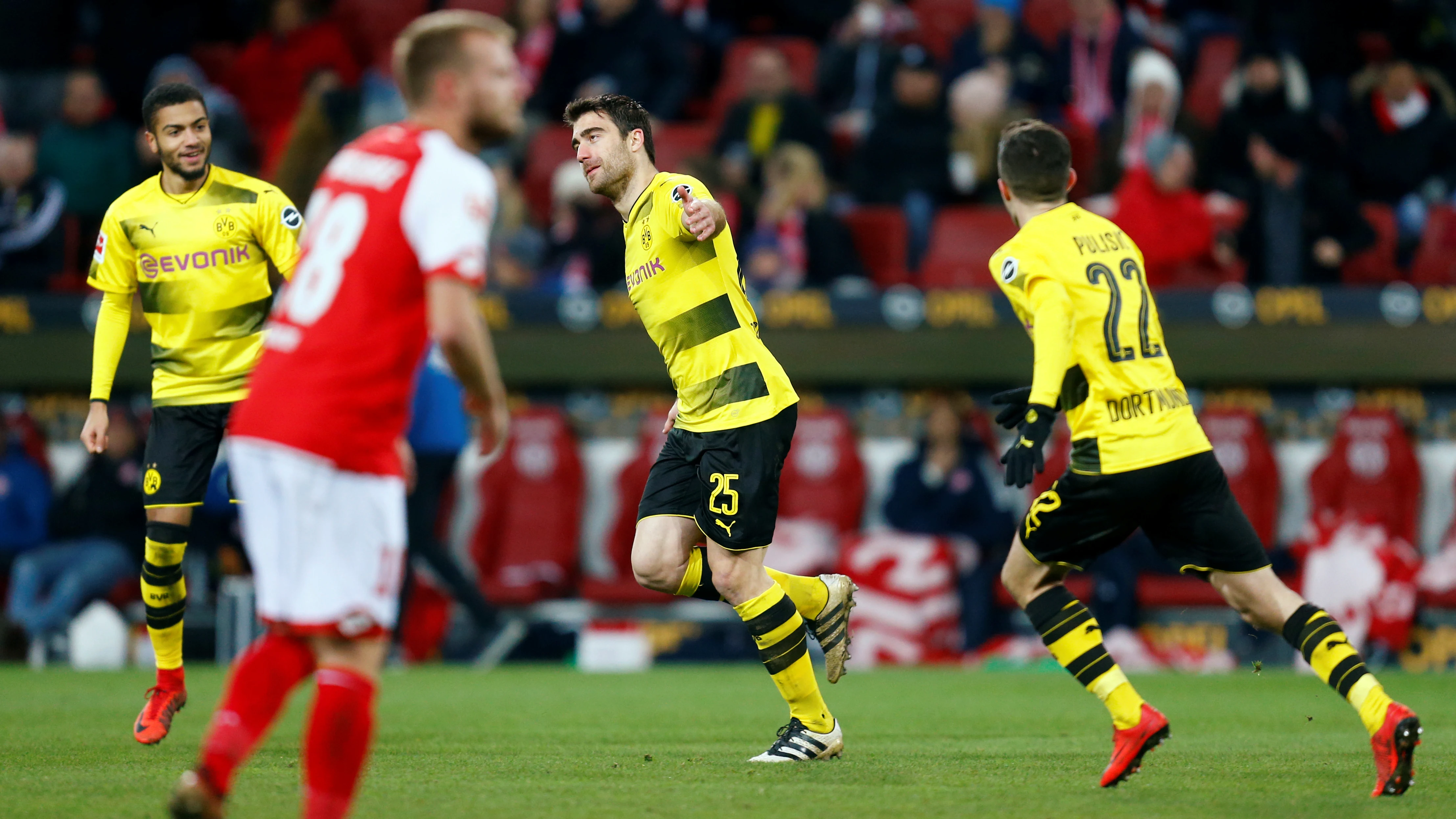 Sokratis celebra su gol ante el Mainz
