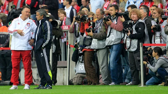 Van Gaal y Mourinho dialogan antes de un partido Van Gaal y Mourinho dialogan antes de un partido