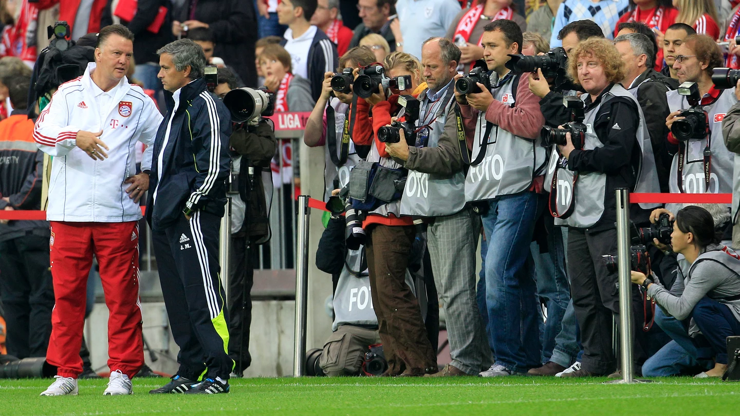 Van Gaal y Mourinho dialogan antes de un partido Van Gaal y Mourinho dialogan antes de un partido