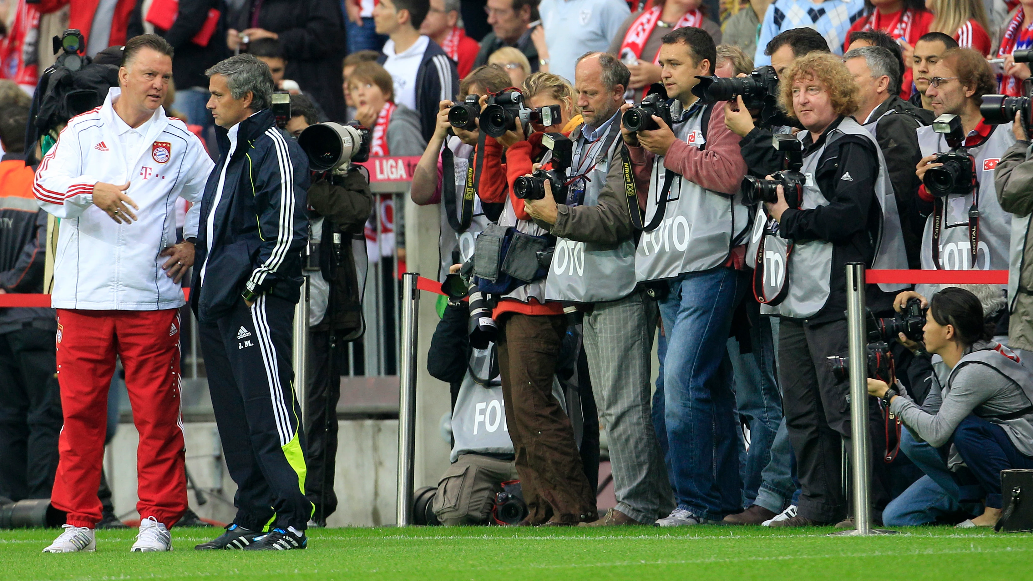 Van Gaal y Mourinho dialogan antes de un partido Van Gaal y Mourinho dialogan antes de un partido