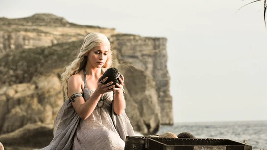 Daenerys Targaryen con los huevos de dragón en 'Juego de Tronos' Daenerys Targaryen con los huevos de dragón en 'Juego de Tronos'